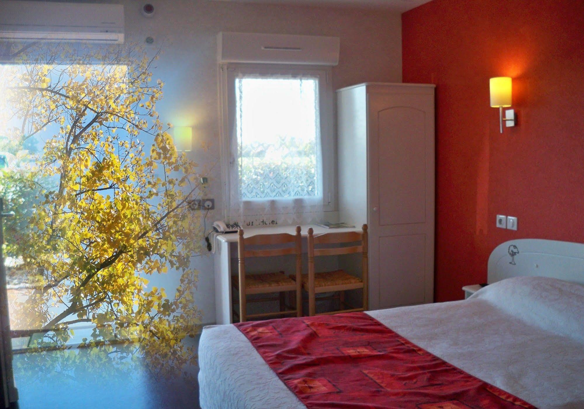 Natur'Hôtel Menesplet Ngoại thất bức ảnh